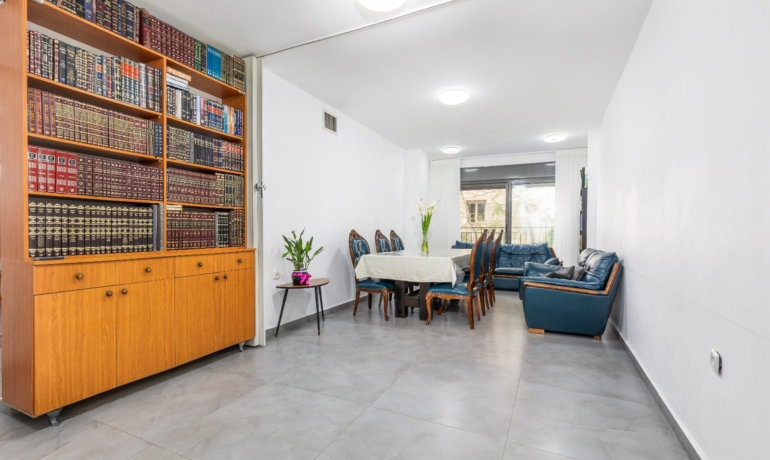 For Sale: 5 bedroom apartment – Kiryat Moshe